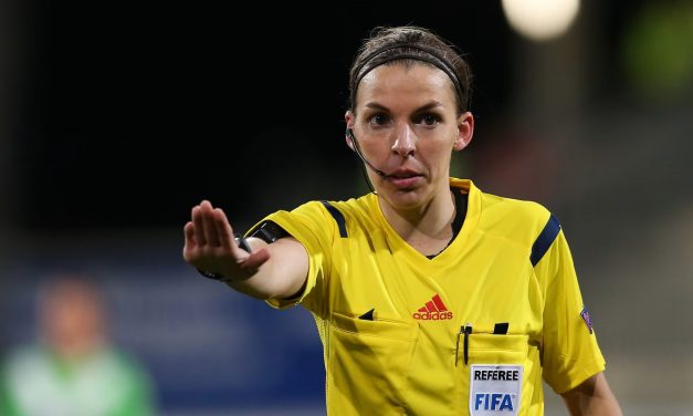 La francesa Stephanie Frappart será la primera mujer en arbitrar en un mundial masculino