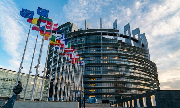 Parlamento Europeo critica a Qatar por la muerte de “miles de trabajadores” y señala a la FIFA como corrupta