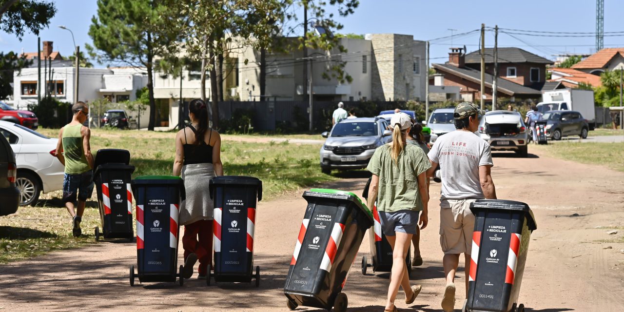 Intendencia de Canelones entregó contenedores domiciliarios en Barra de Carrasco