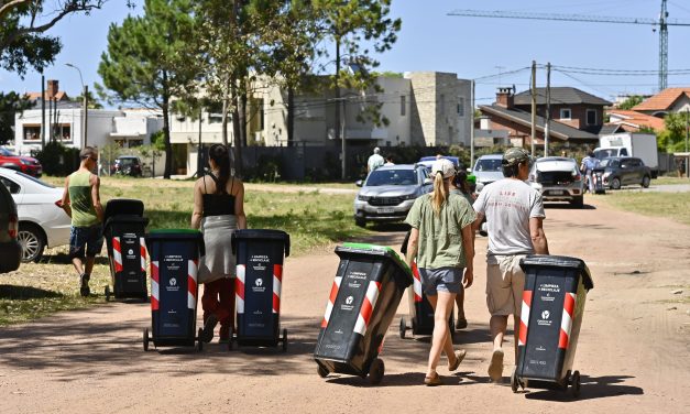 Intendencia de Canelones entregó contenedores domiciliarios en Barra de Carrasco