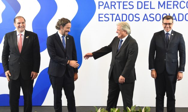 «El país no es una tabla de surf Sr. Presidente»: Partido Socialista cuestiona decisiones del gobierno en Cumbre Mercosur