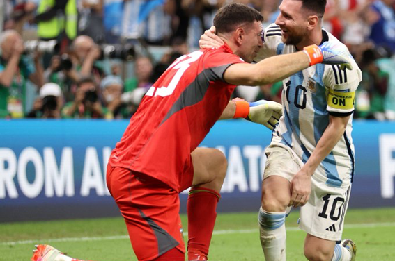 Uruguay vence en un tenso partido a Argentina, y Messi lanza un