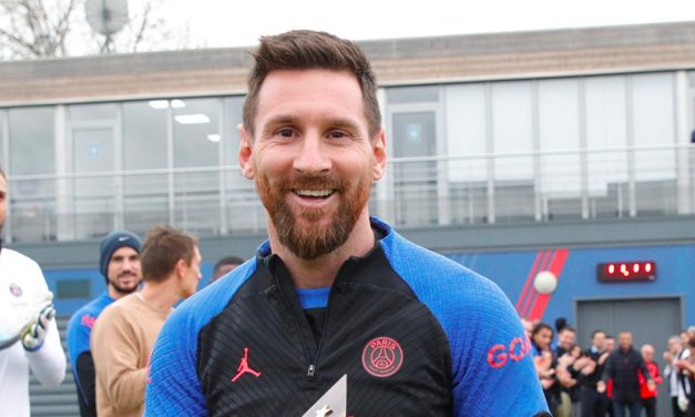 Messi fue homenajeado por sus compañeros en el regreso al PSG