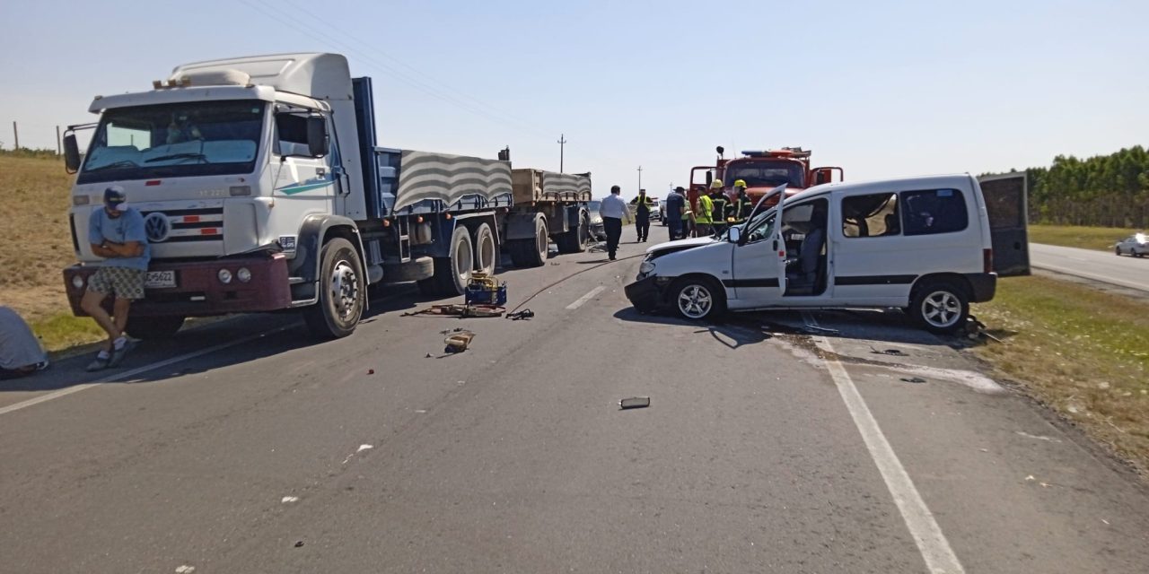 Dos fallecidos tras choque entre una camioneta y un camión en ruta 1