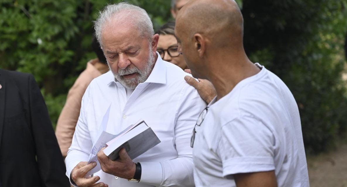 Mate, bombilla y dos libros : el regalo del PIT CNT a Lula