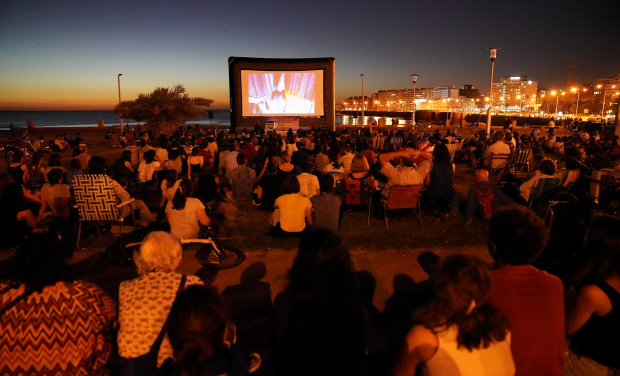 Cine al aire libre en distintos barrios de Montevideo