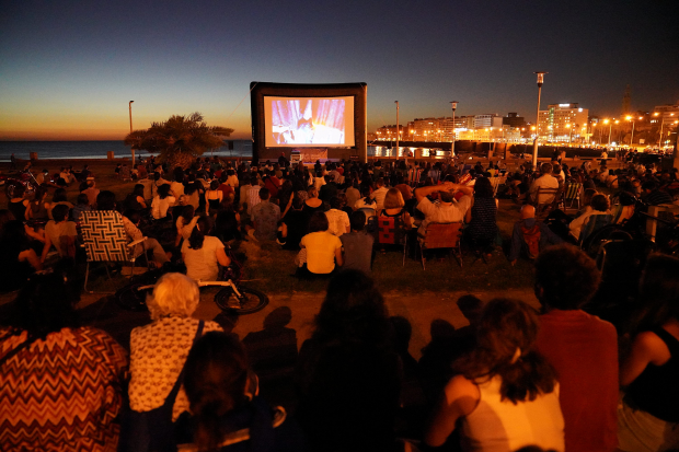 Cine al aire libre en distintos barrios de Montevideo