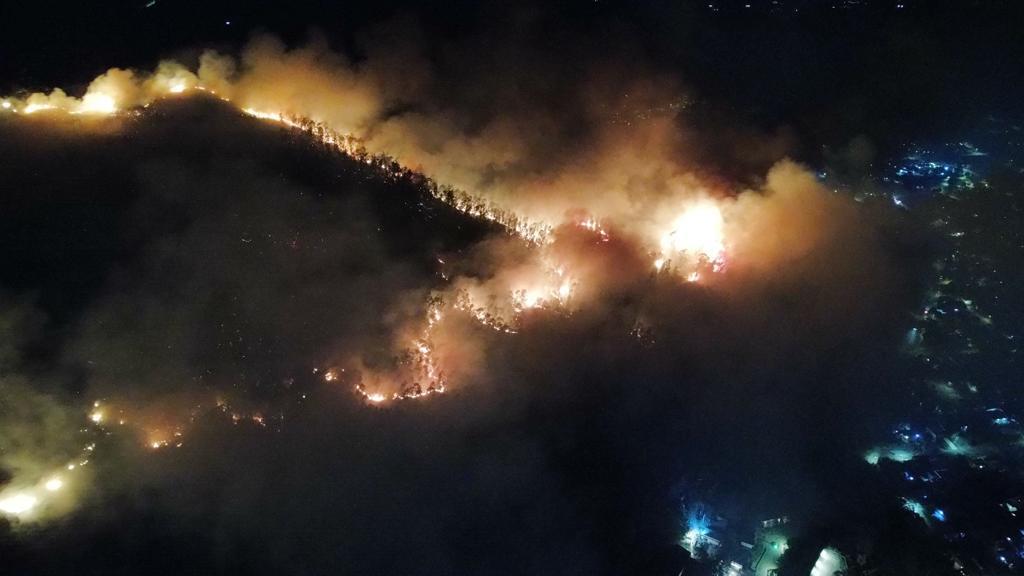 CECOED Maldonado coordina acciones para combatir incendio en Cerro del Toro
