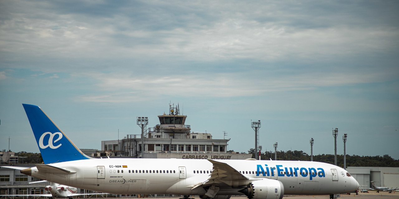 Air Europa canceló vuelo de Montevideo a Madrid por una ventana rota