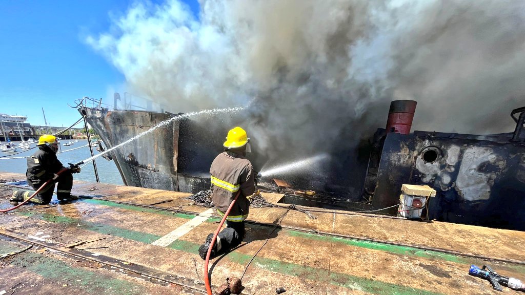 Barco pesquero abandonado se incendió en puerto de Fray Bentos