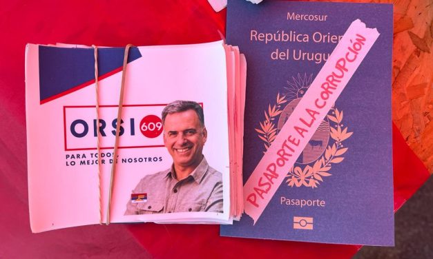 Los pasaportes de Astesiano, los souvenirs que fueron furor en el acto del FA