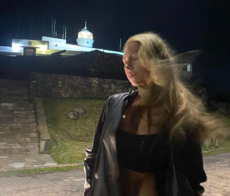 La actriz española Ester Expósito sorprendió al visitar la Fortaleza del Cerro en la noche