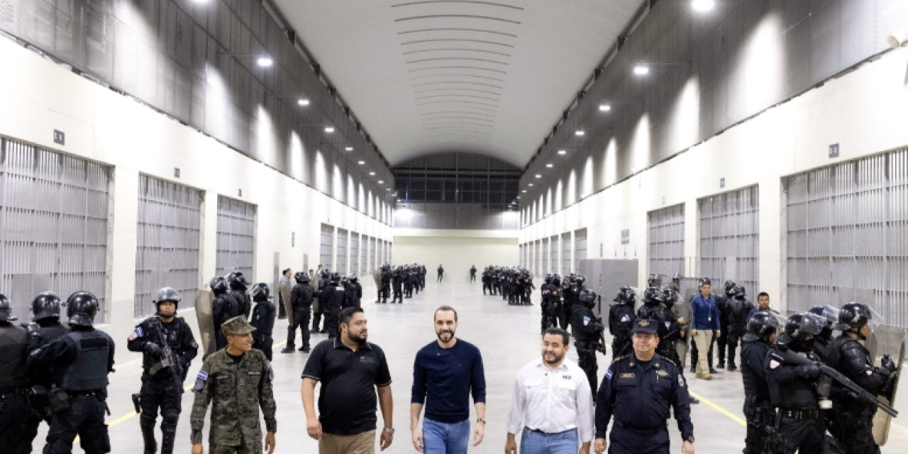 La «cárcel más grande de Latinoamérica»: El Salvador promociona prisión para combate contra las pandillas