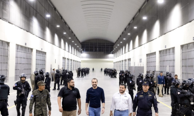 La «cárcel más grande de Latinoamérica»: El Salvador promociona prisión para combate contra las pandillas