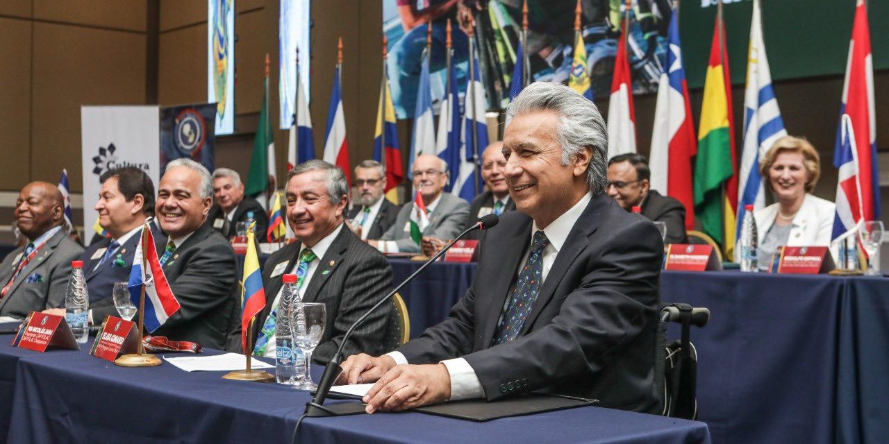 Fiscal acusa a ex presidente de Ecuador por presunta corrupción