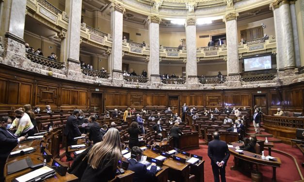 Tensión en Diputados por Casa de Galicia, sesión terminó con gritos: “¡Vergüenza! Deben asumir la deuda con los trabajadores”