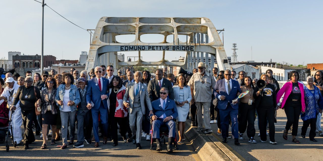«Domingo sangriento»: Biden viajó a Selma y recordó histórica lucha por derecho al voto