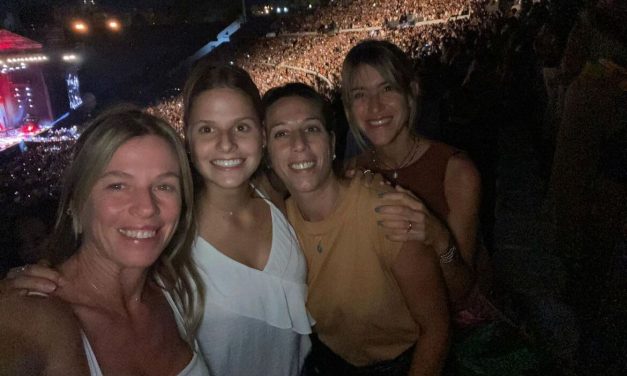 Delgado en primera fila y «Loli» desde la tribuna cantaron con Ricardo Arjona