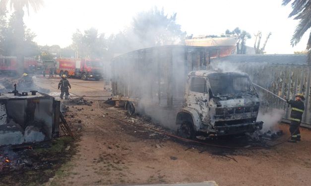 Un Incendio en el barrio La Unión afectó a un camión y depósito cercano, no se registraron víctimas