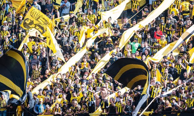 Peñarol se hizo fuerte en el Campeón del Siglo y derrotó a Nacional 2 a 0