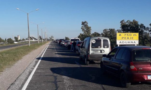 Puentes internacionales con largas filas de espera para ingresar desde Uruguay hacia Argentina