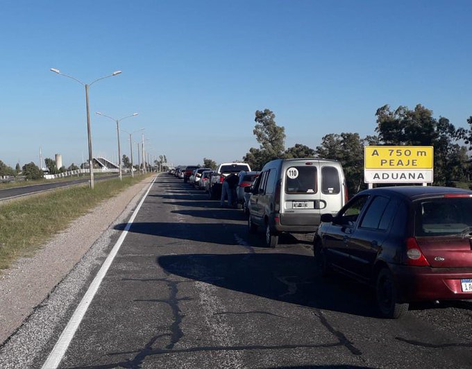 Puentes internacionales con largas filas de espera para ingresar desde Uruguay hacia Argentina