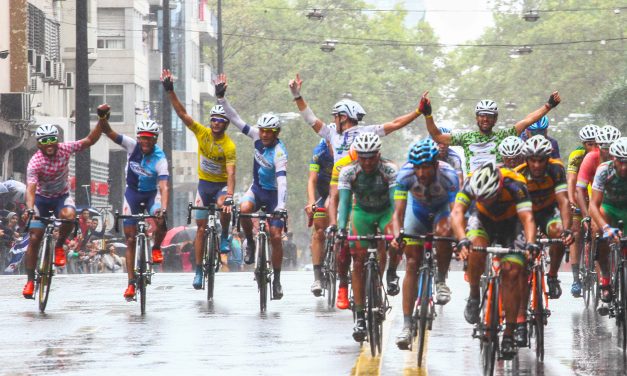 ¿Quién lidera la Vuelta Ciclista tras la suspensión de la carrera por caída masiva?