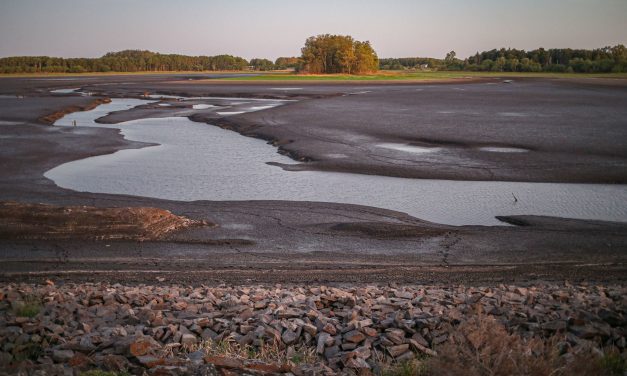 Gobierno comenzó obras de dique en río Santa Lucía y se evalúa importar agua de Argentina