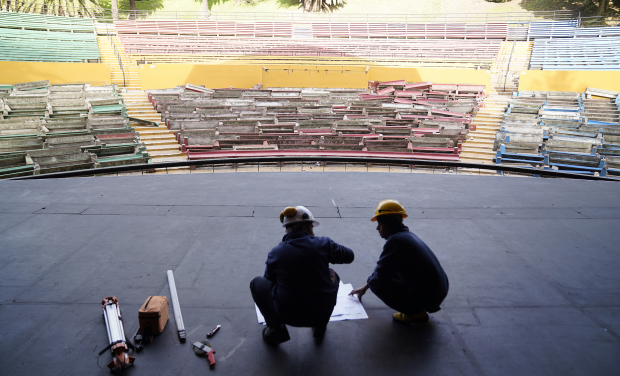 Demolición de muros y retiro de bancos: comenzó la remodelación del Teatro de Verano