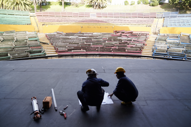 Demolición de muros y retiro de bancos: comenzó la remodelación del Teatro de Verano