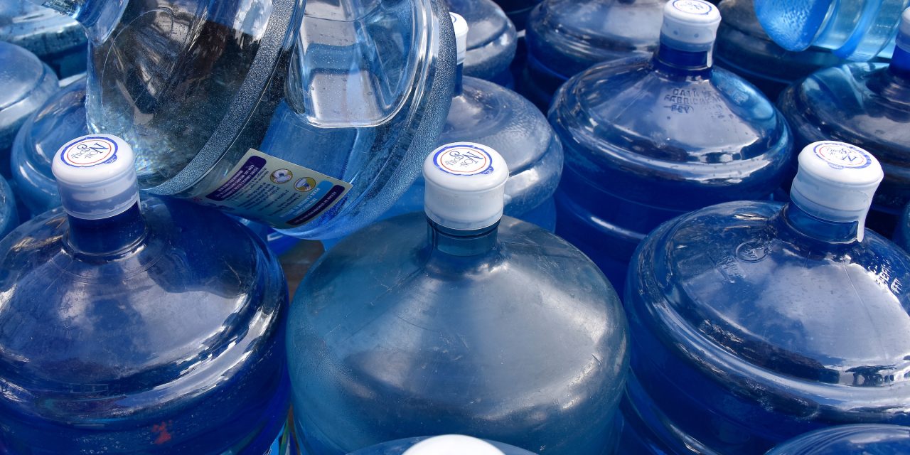 Intendencia de Montevideo donó 6.250 litros de agua embotellada para jubilados