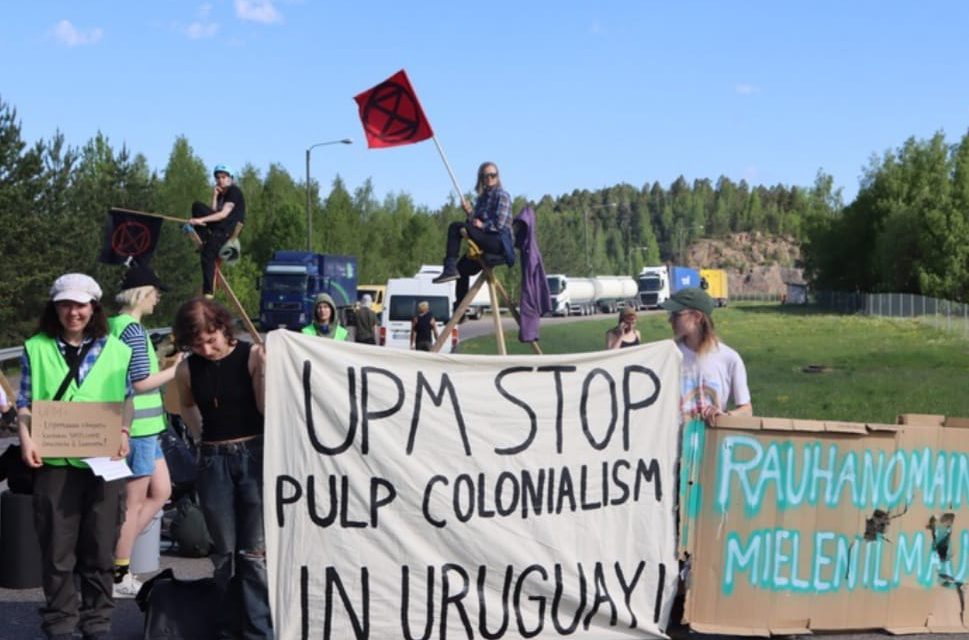 Ecologistas bloquean el ingreso a las plantas de UPM: «Atropello y atentado a la dignidad nacional»