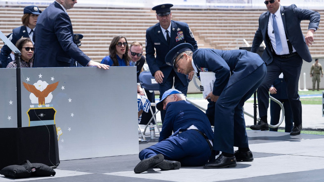 La caída de Joe Biden arriba de un escenario en un acto de la Fuerza Aérea