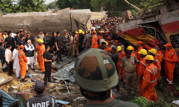 Choque de trenes en India deja 270 muertos y es el peor siniestro en dos décadas