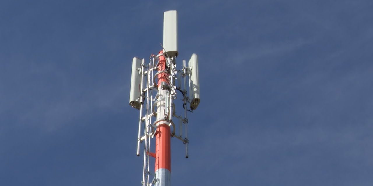 Discursos anti 5G en Uruguay: el caso de El Pinar y cómo se regula la instalación de antenas