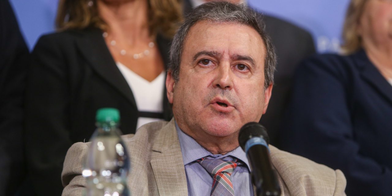 Ministro de Vivienda confirmó que hubo 12 adjudicaciones directas bajo la administración Moreira admitió “irregularides” pero “no fue un acto ilegitimo”