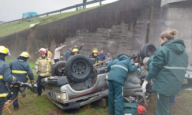 Conductor despistó y cayó por un barranco en ruta Interbalnearia; fue rescatado con vida