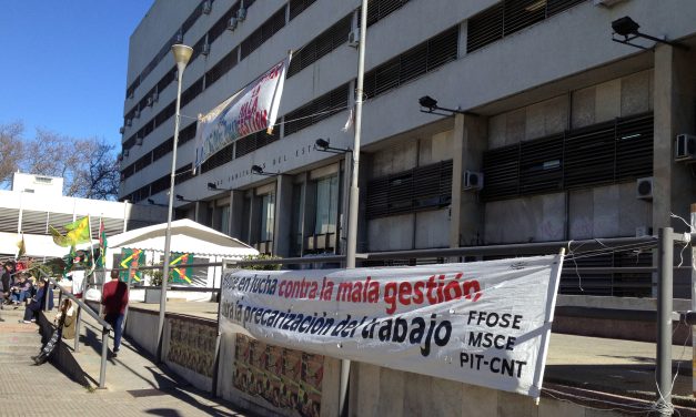 Sindicato de OSE realiza paro de 48 horas acusa al directorio de «soberbia» y continuan ocupando el edificio