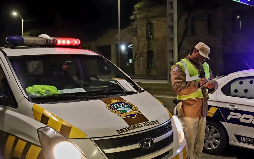 Seis conductores que realizaban picadas en la rambla de Montevideo quedaron emplazados