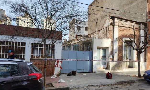 En Argentina un hombre ingresó a robar a una casa y al salir quedó incrustado de un testículo en las rejas