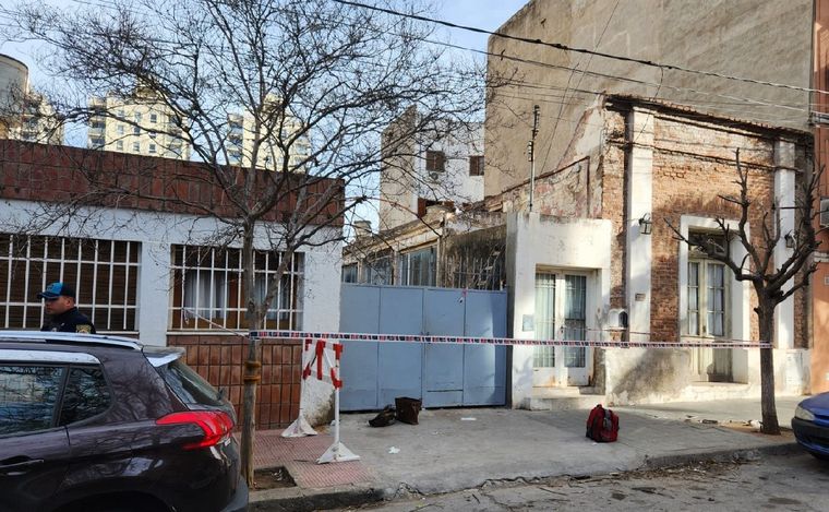 En Argentina un hombre ingresó a robar a una casa y al salir quedó incrustado de un testículo en las rejas
