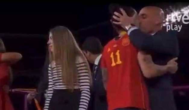 Rubiales renunciará como presidente de la Real Federación Española de Fútbol tras beso a jugadora