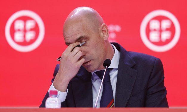 FIFA suspendió por 90 días a Luis Rubiales tras beso no consensuado a jugadora