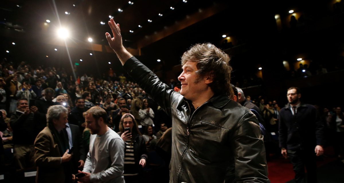 ¿Quién es Javier Milei, el triunfador que sorprendió en la elección PASO de Argentina?