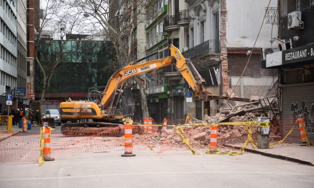 Intendencia de Montevideo realizó «derrumbe controlado» de edificio ubicado en Colonia y Andes