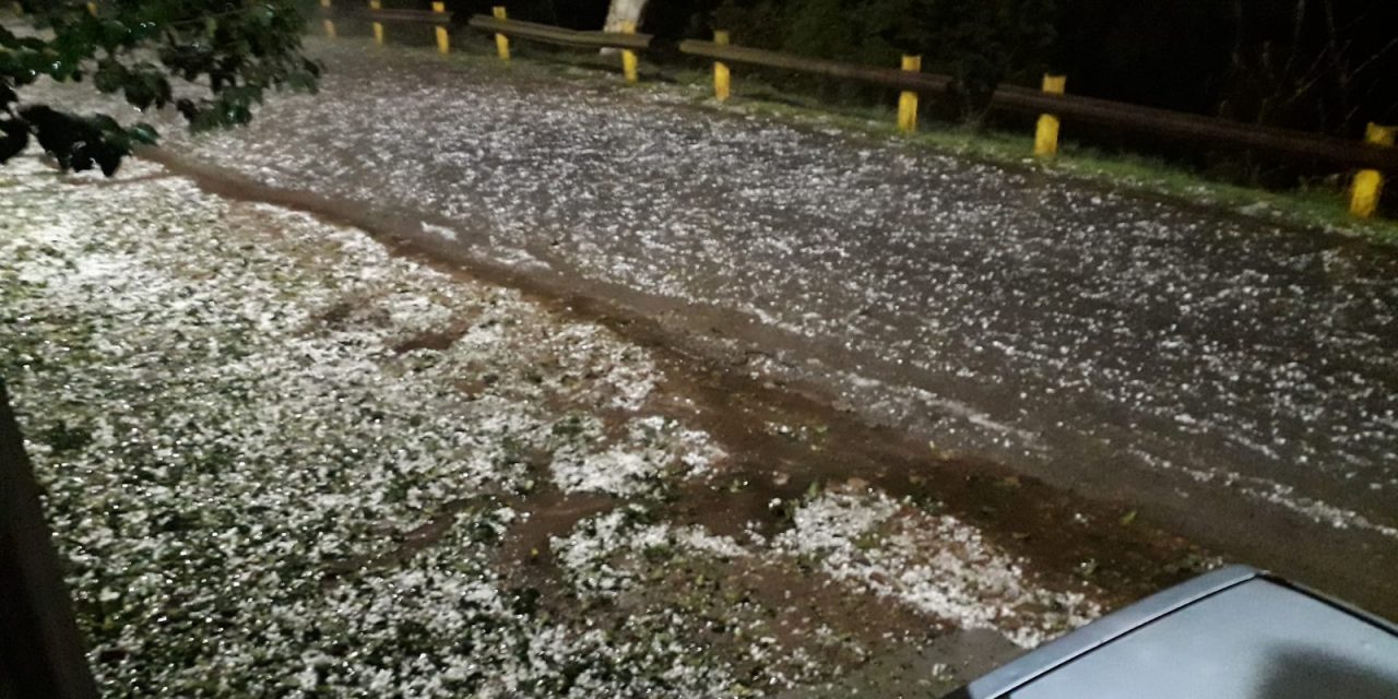 Impactante granizo en Minas provocó roturas en vehículos y escuelas