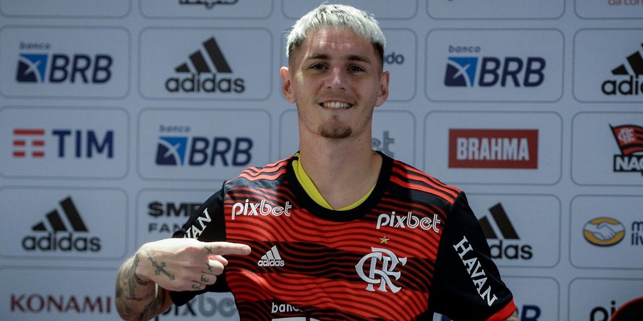 Guillermo Varela a las piñas en Flamengo