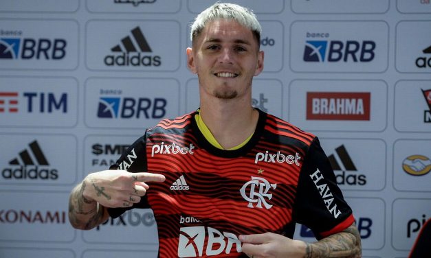 Guillermo Varela a las piñas en Flamengo