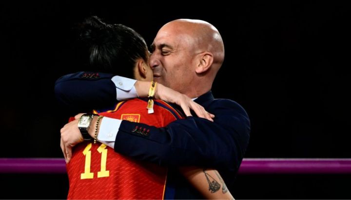 Fútbol femenino español: del festejo por el campeonato mundial al beso que generó la polémica
