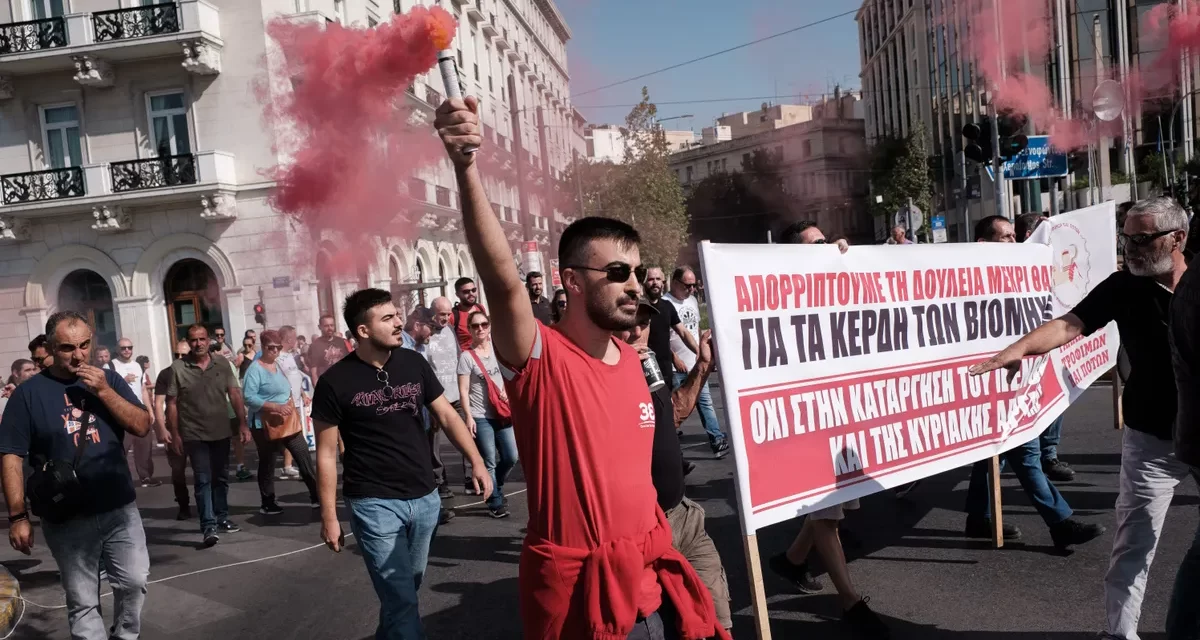 Grecia bajo protestas por la extensión de la semana laboral y jornadas de trabajo de hasta 13 horas